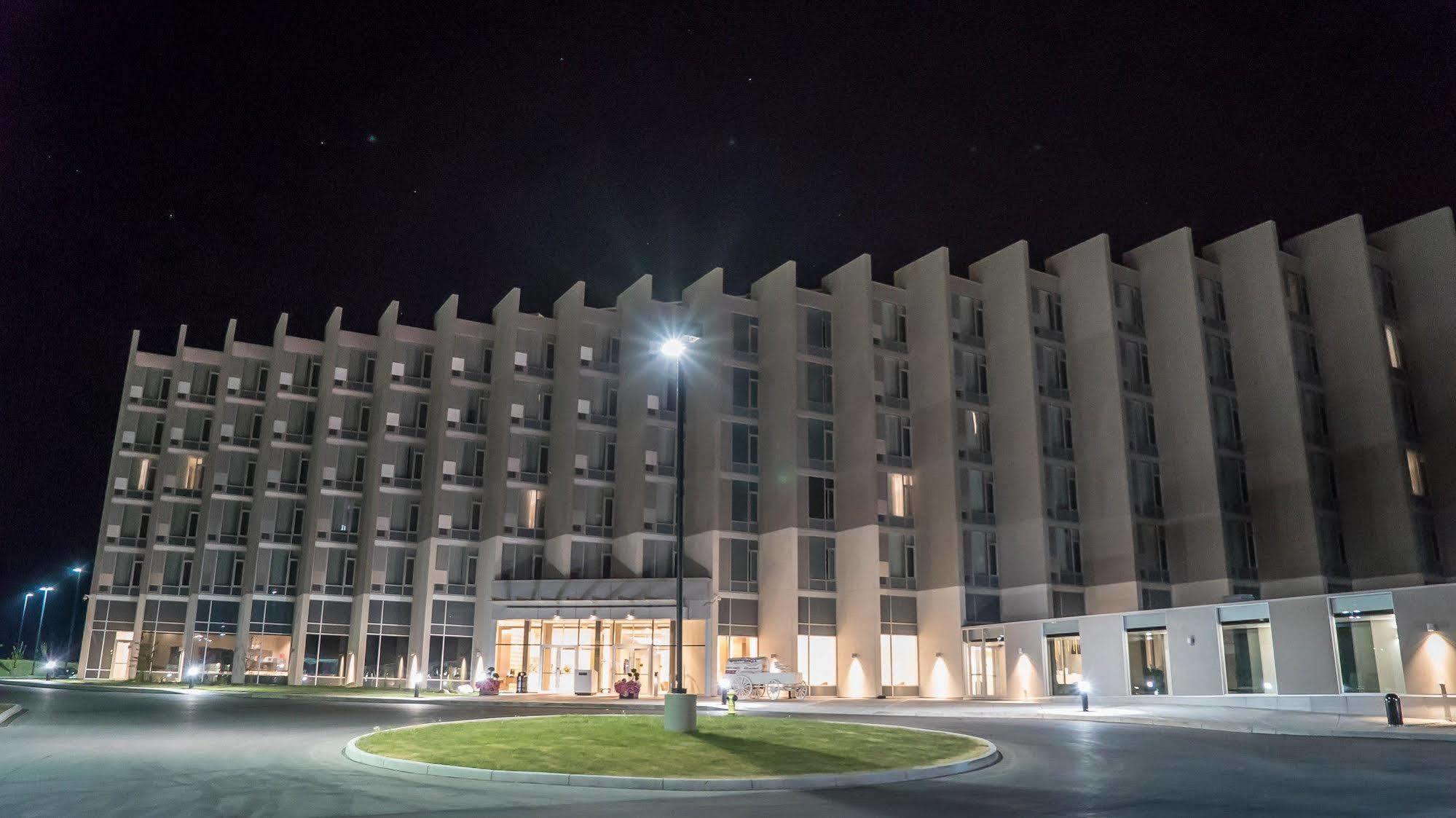 Grey Eagle Resort YYC Exterior photo